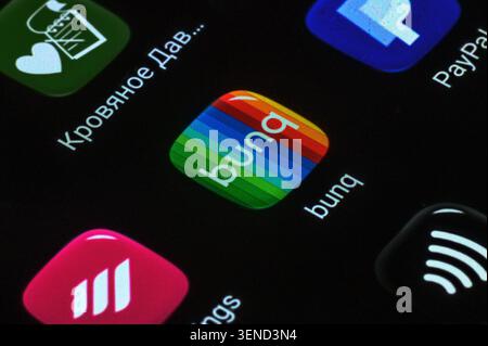 Iserlohn, Deutschland - 04. Juni 2026: Symbole der digitalen Bank Bunq, PayPal und Spotify App auf dem Telefonbildschirm. Stockfoto