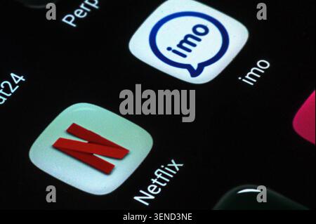 Iserlohn, Deutschland - 04. Juni 2026: Nahaufnahme des Smartphone-Bildschirms mit beliebten App-Symbolen wie imo und Netflix. Stockfoto