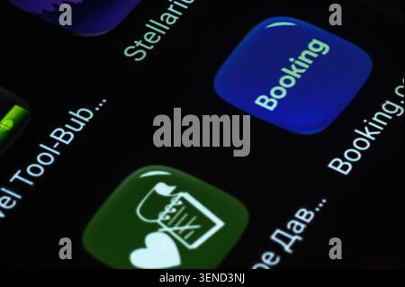 Iserlohn, Deutschland - 04. Juni 2026: Digitales Bildschirmmakro, das unter anderem das Symbol der Buchungs-App zeigt. Stockfoto