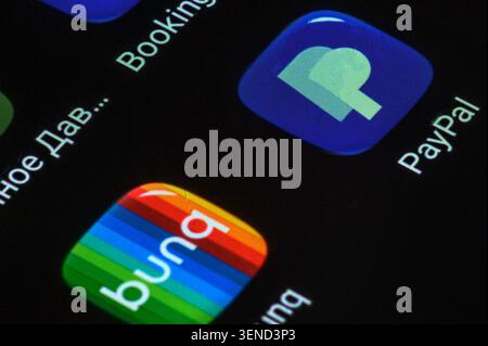 Iserlohn, Deutschland - 04. Juni 2026: Makroansicht des Bildschirms mit beliebten mobilen Zahlungs- und Banking-Apps. Stockfoto