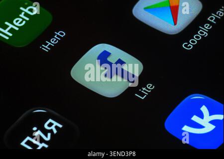 Iserlohn, Deutschland - 04. Juni 2026: Beliebte mobile Apps wie iHerb, Facebook und Google Play werden auf dem Bildschirm angezeigt. Stockfoto