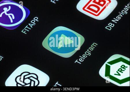 Iserlohn, Deutschland - 04. Juni 2026: Digitale Anzeige mehrerer Symbole für mobile Apps, einschließlich Telegram Messenger. Stockfoto