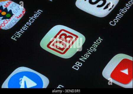 Iserlohn, Deutschland - 04. Juni 2026: Digitaler Bildschirm mit DB Navigator und verschiedenen Symbolen für mobile Anwendungen. Stockfoto