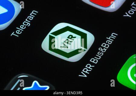 Iserlohn, Deutschland - 04. Juni 2026: Nahaufnahme des Smartphone-Bildschirms mit VRR-ÖPNV- und Messaging-Apps. Stockfoto