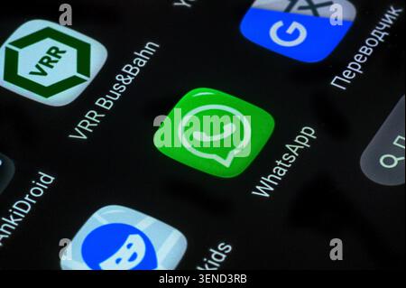 Iserlohn, Deutschland - 04. Juni 2026: WhatsApp-Symbol auf einem Smartphone-Bildschirm mit anderen Anwendungen. Stockfoto
