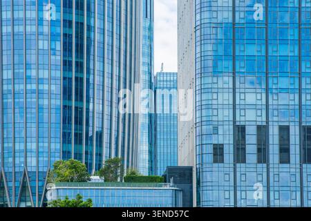 Blick aus nächster Nähe auf moderne Glashochhäuser mit reflektierenden Fassaden und zeitgenössische urbane Architektur im zentralen Geschäftsviertel Shenzhen, Guangdong Stockfoto
