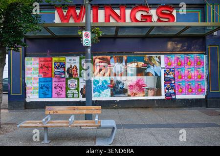 Neonschild für das alte 'Wings' Tap & Social Restaurant in der Granville Street in Downtown Vancouver, BC. Stockfoto