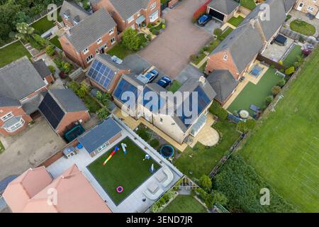 Aus der Vogelperspektive eines modernen Einfamilienhauses mit weitläufigen Sonnenkollektoren auf dem Dach in Wakefield West Yorkshire, die ein nachhaltiges Wohnen zeigen Stockfoto