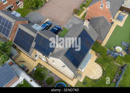 Blick aus der Vogelperspektive auf ein modernes freistehendes Familienhaus in Wakefield West Yorkshire mit weitläufigen Dachterrassen-Solarpaneelen, gepflasterten Gartenanlagen Stockfoto