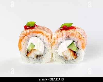 Zwei köstliche Sushi-Brötchen mit gebratenem Lachs, cremigem Käse, frischer Gurke, gegrilltem Aal und lebendigem rotem Kaviar Stockfoto