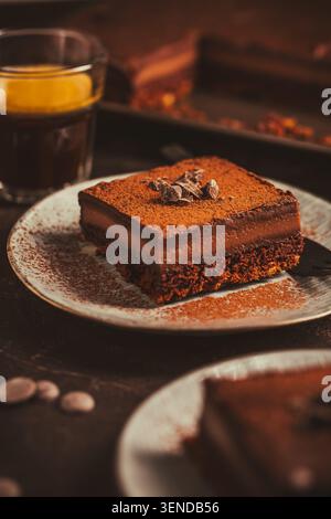 Hausgemachter französischer Schokoladenkuchen mit zwei Tassen Kaffee Stockfoto