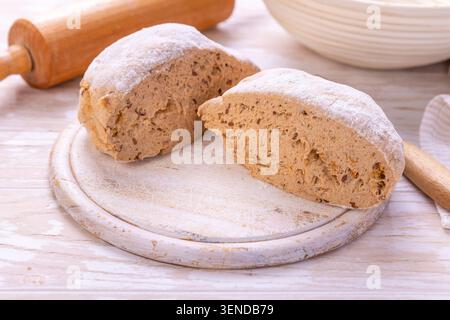 Jeden Tag eine Kugel rohen Brotteigs auf einem Schneidebrett zum Backen Stockfoto