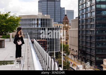 Blick auf die Skyline des Stadtzentrums von Birmingham, der den Kontrast zwischen historischer und moderner Architektur zeigt. Büroentwicklungen im Colmore. Stockfoto