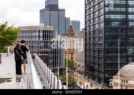 Blick auf die Skyline des Stadtzentrums von Birmingham, der den Kontrast zwischen historischer und moderner Architektur zeigt. Büroentwicklungen im Colmore. Stockfoto