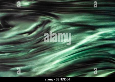 Abstrakte Oberfläche aus Smaragd-Epoxidharz mit flüssigen organischen Mustern mit Metallic-Pigment, hochwertige dekorative Hintergrundstruktur Stockfoto