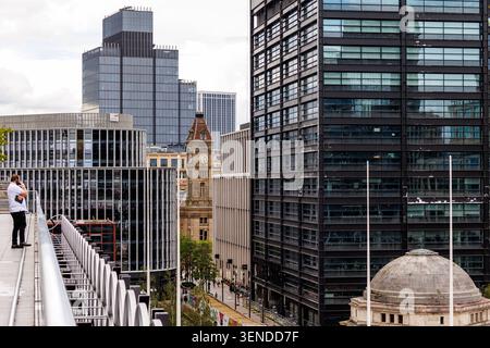 Blick auf die Skyline des Stadtzentrums von Birmingham, der den Kontrast zwischen historischer und moderner Architektur zeigt. Büroentwicklungen im Colmore. Stockfoto