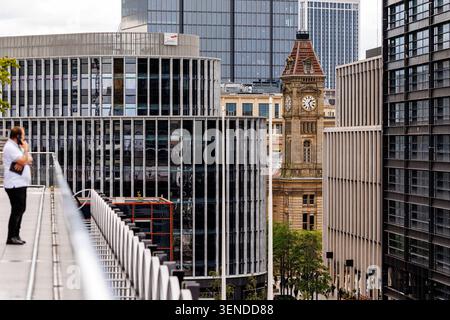 Blick auf die Skyline des Stadtzentrums von Birmingham, der den Kontrast zwischen historischer und moderner Architektur zeigt. Büroentwicklungen im Colmore. Stockfoto