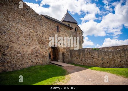 Mittelalterliches Steintor und Eingang zum Schloss Tocnik in Tschechien. Historische Architektur und Verteidigungskonzept Stockfoto