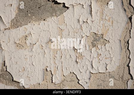 Alte Textur der Wand mit abblätterndem Plättchen Stockfoto