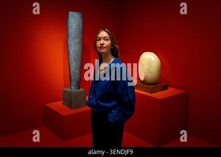 Single Form (1937–38) und andere Werke der britischen Bildhauerin Barbara Hepworth in der Courtauld Gallery in London. Das Werk ist eines der Höhepunkte der Joseph Hage Aaronson & Bremen Ausstellung: Hepworth in Colour, Eröffnung vom 12. Juni bis 6. September 2026. Bilddatum: Donnerstag, 11. Juni 2026. Stockfoto
