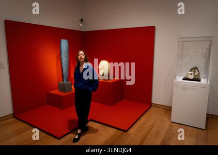 Single Form (1937–38) und andere Werke der britischen Bildhauerin Barbara Hepworth in der Courtauld Gallery in London. Das Werk ist eines der Höhepunkte der Joseph Hage Aaronson & Bremen Ausstellung: Hepworth in Colour, Eröffnung vom 12. Juni bis 6. September 2026. Bilddatum: Donnerstag, 11. Juni 2026. Stockfoto