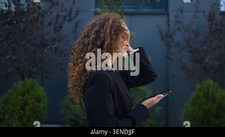 Enttäuschte kaukasische Geschäftsfrau erhalten schlechte Nachrichten E-Mail mit Handy-Technologie in der Stadt laufen aufgebracht Geschäftsfrau unglückliches Mädchen weiblich Stockfoto