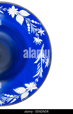 Teil einer alten blauen Glasplatte isoliert auf weißem Hintergrund Nahaufnahme Stockfoto