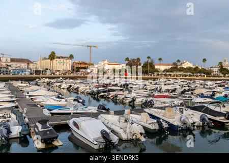 Faro Marina, die Algarve, Portugal, Boote, die im Yachthafen im Zentrum Europas ankern und anlegen Stockfoto