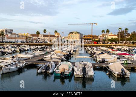 Faro Marina, die Algarve, Portugal, Boote, die im Yachthafen im Zentrum Europas ankern und anlegen Stockfoto