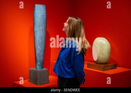 London, Großbritannien. Juni 2026. Einzelform, 1937-38, und Oval mit Schwarz und weiß, 1965 - Joseph Hage Aaronson & Bremen Ausstellung: Hepworth in Colour in der Outauld Gallery. Die erste Ausstellung widmet sich Barbara Hepworths lebenslanger Faszination für Farbe. Sie läuft vom 12. Juni bis 6. September 2026. Guy Bell/Alamy Live News Stockfoto
