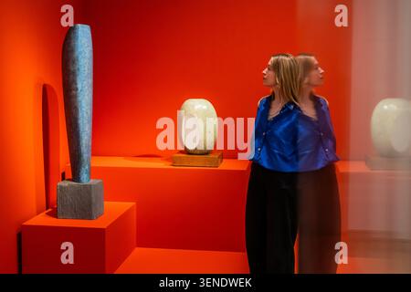 London, Großbritannien. Juni 2026. Einzelform, 1937-38, und Oval mit Schwarz und weiß, 1965 - Joseph Hage Aaronson & Bremen Ausstellung: Hepworth in Colour in der Outauld Gallery. Die erste Ausstellung widmet sich Barbara Hepworths lebenslanger Faszination für Farbe. Sie läuft vom 12. Juni bis 6. September 2026. Guy Bell/Alamy Live News Stockfoto