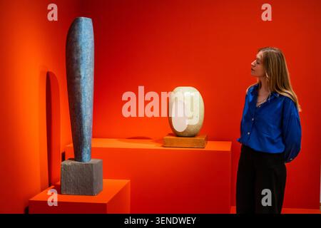 London, Großbritannien. Juni 2026. Einzelform, 1937-38, und Oval mit Schwarz und weiß, 1965 - Joseph Hage Aaronson & Bremen Ausstellung: Hepworth in Colour in der Outauld Gallery. Die erste Ausstellung widmet sich Barbara Hepworths lebenslanger Faszination für Farbe. Sie läuft vom 12. Juni bis 6. September 2026. Guy Bell/Alamy Live News Stockfoto