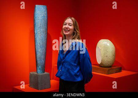London, Großbritannien. Juni 2026. Einzelform, 1937-38, und Oval mit Schwarz und weiß, 1965 - Joseph Hage Aaronson & Bremen Ausstellung: Hepworth in Colour in der Outauld Gallery. Die erste Ausstellung widmet sich Barbara Hepworths lebenslanger Faszination für Farbe. Sie läuft vom 12. Juni bis 6. September 2026. Guy Bell/Alamy Live News Stockfoto