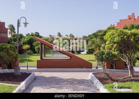 Gepflegter Apartmentkomplex auf Teneriffa mit moderner Architektur und tropischen Gärten Stockfoto