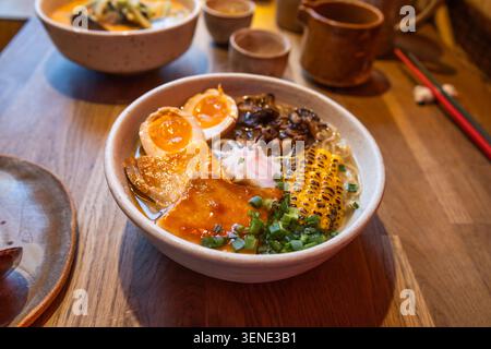 Authentische japanische Ramen-Schüssel mit weich gekochtem Ei und Schweinefleisch Stockfoto