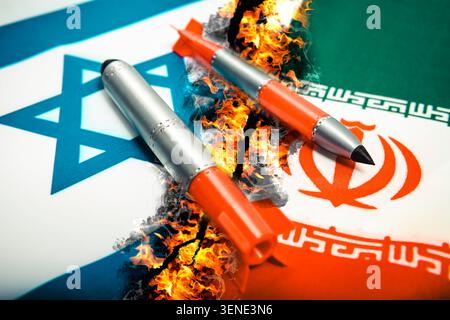 Miniaturraketen auf den Flaggen Israels und Irans, Fotomontage Stockfoto