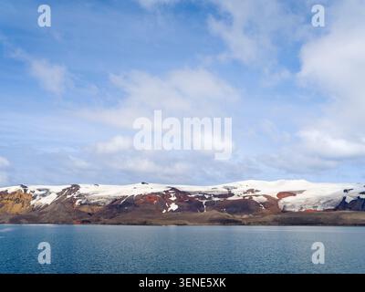 Landscape of Deception Island auf den South Shetland Islands im Spätsommer. Antarktis, Antarktische Halbinsel. Stockfoto