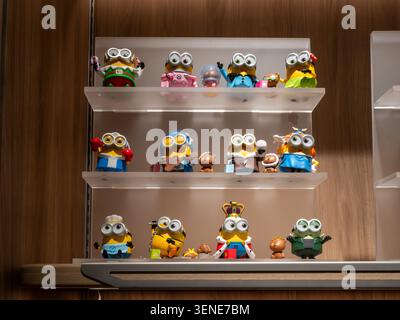 Barcelona, Spanien - 08. Juni 2026: Eine redaktionelle Aufnahme von elf Minions-Kunstspielzeug-Vinylfiguren auf einer beleuchteten Einzelhandelsanzeige Stockfoto