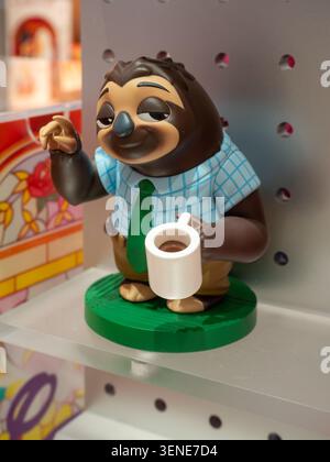 Barcelona, Spanien - 08. Juni 2026: Eine detaillierte Makroaufnahme des Flash Slothmore Vinyl-Kunstspielzeugs aus der Disney Zootopia-Serie von POP MART. Der beliebte Stockfoto