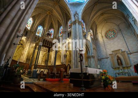 Innenansicht der Basilika de Sant Vicent Ferrer in Valencia Spanien mit dem Altar und neogotischen architektonischen Details Stockfoto