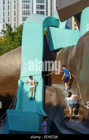 Kinder spielen und gleiten auf der riesigen Gulliver-Skulptur im Gulliver Park, Valencia, Spanien Stockfoto