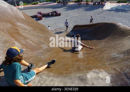 Kinder rutschen die riesige Skulptur im Gulliver Park in Valencia, Spanien Stockfoto