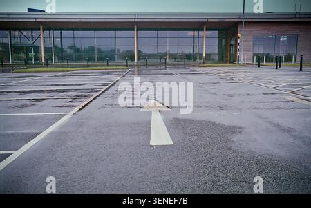 Ein leeres Supermarktgebäude am Fenland Way, Chatteris, Cambridgeshire. Das Geschäft wurde von Tesco gebaut, aber 2015 eingemottet und schließlich 2018 als Flaggschiff von Tescos neuer Rabattkette Jack's eröffnet Die Marke Value wurde 2022 abgeschafft und der Standort wurde renoviert, um als Mainstream-Tesco zu eröffnen. Stockfoto