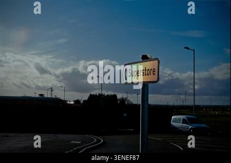 Ein leeres Supermarktgebäude am Fenland Way, Chatteris, Cambridgeshire. Das Geschäft wurde von Tesco gebaut, aber 2015 eingemottet und schließlich 2018 als Flaggschiff von Tescos neuer Rabattkette Jack's eröffnet Die Marke Value wurde 2022 abgeschafft und der Standort wurde renoviert, um als Mainstream-Tesco zu eröffnen. Stockfoto