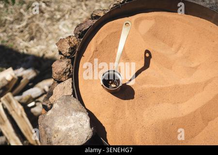 Traditioneller türkischer Kaffee, der im Freien in heißem Sand zubereitet wird Stockfoto