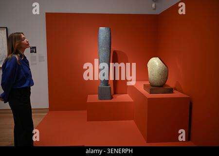 Zum ersten Mal vereint Barbara Hepworths radikal gemalte Skulpturen aus den 1940er Jahren. Zum ersten Mal seit der Übernahme für die Nation im vergangenen Jahr nach einem großen Spendenaufruf von 3,8 Millionen Pfund zu sehen . Sculpture with Colour (Oval Form ) , Pale Blue and Red (1943) eine bahnbrechende Skulptur in Hepworths Karriere und als Meisterwerk der britischen abstrakten Moderne anerkannt . Stockfoto
