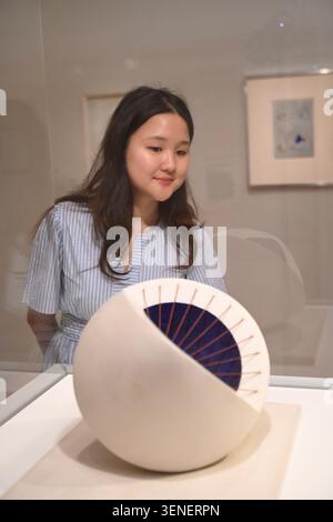 Zum ersten Mal vereint Barbara Hepworths radikal gemalte Skulpturen aus den 1940er Jahren. Zum ersten Mal seit der Übernahme für die Nation im vergangenen Jahr nach einem großen Spendenaufruf von 3,8 Millionen Pfund zu sehen . Sculpture with Colour (Oval Form ) , Pale Blue and Red (1943) eine bahnbrechende Skulptur in Hepworths Karriere und als Meisterwerk der britischen abstrakten Moderne anerkannt . Stockfoto