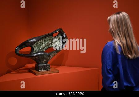 Zum ersten Mal vereint Barbara Hepworths radikal gemalte Skulpturen aus den 1940er Jahren. Zum ersten Mal seit der Übernahme für die Nation im vergangenen Jahr nach einem großen Spendenaufruf von 3,8 Millionen Pfund zu sehen . Sculpture with Colour (Oval Form ) , Pale Blue and Red (1943) eine bahnbrechende Skulptur in Hepworths Karriere und als Meisterwerk der britischen abstrakten Moderne anerkannt . Stockfoto