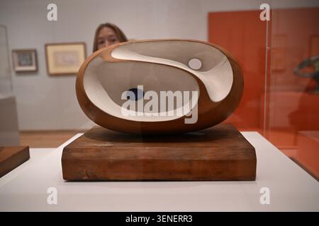Zum ersten Mal vereint Barbara Hepworths radikal gemalte Skulpturen aus den 1940er Jahren. Zum ersten Mal seit der Übernahme für die Nation im vergangenen Jahr nach einem großen Spendenaufruf von 3,8 Millionen Pfund zu sehen . Sculpture with Colour (Oval Form ) , Pale Blue and Red (1943) eine bahnbrechende Skulptur in Hepworths Karriere und als Meisterwerk der britischen abstrakten Moderne anerkannt . Stockfoto