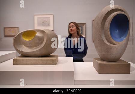 Zum ersten Mal vereint Barbara Hepworths radikal gemalte Skulpturen aus den 1940er Jahren. Zum ersten Mal seit der Übernahme für die Nation im vergangenen Jahr nach einem großen Spendenaufruf von 3,8 Millionen Pfund zu sehen . Sculpture with Colour (Oval Form ) , Pale Blue and Red (1943) eine bahnbrechende Skulptur in Hepworths Karriere und als Meisterwerk der britischen abstrakten Moderne anerkannt . Stockfoto